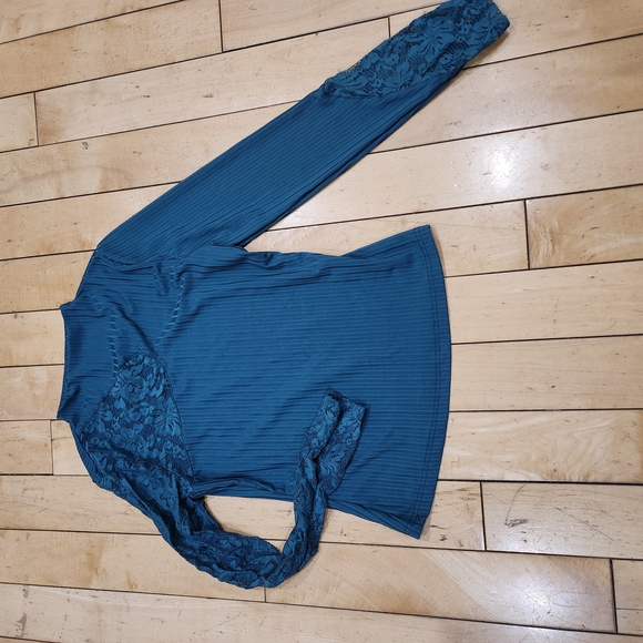 Elegant Teal Lace Sleeve Top - Picture 4 of 6